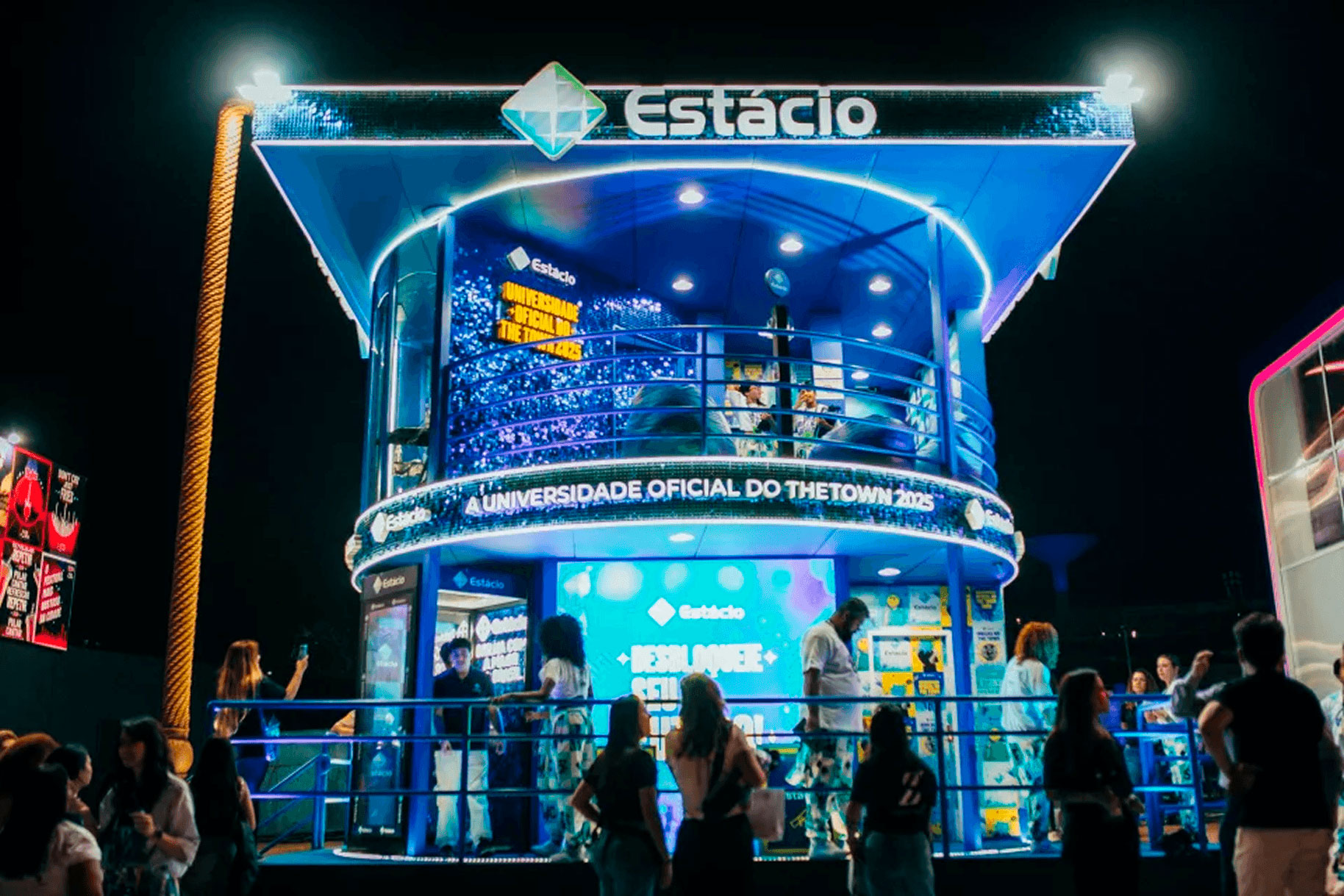 Jovens universitários em ambiente de experiência educacional